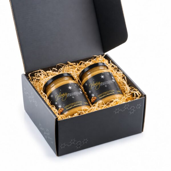 Zwei Gläser Bratapfel-Edition in schwarzer Geschenkbox mit Holzwolle