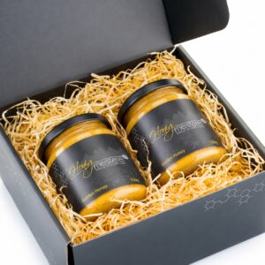 Zwei Gläser Golden Honey mit Kurkuma à 330 g in der Geschenkbox mit Holzwolle
