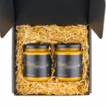 Draufsicht auf das Golden Honey Geschenkset mit zwei 330-g-Gläsern in schwarzer Box