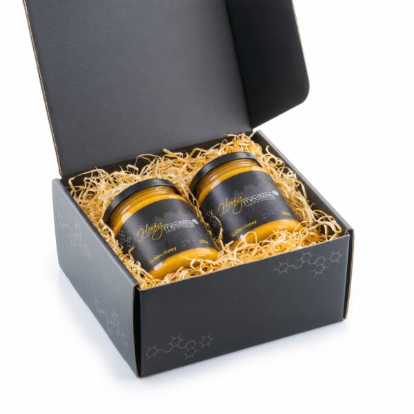 Zwei Gläser Golden Honey à 330 g in schwarzer Geschenkbox mit Holzwolle