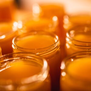 Mehrere Gläser mit goldenem Honig im Gegenlicht