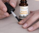 Propolis Nagelserum 20 ml: Auftragen mit dem Pinsel auf den Fingernagel