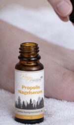 Propolis Nagelserum 20 ml mit Pinsel bei der Anwendung am Fußnagel